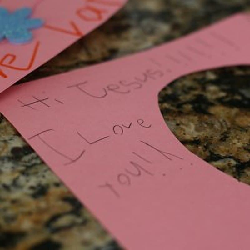 A child's handwritten note that reads “Hi Jesus, I love you”